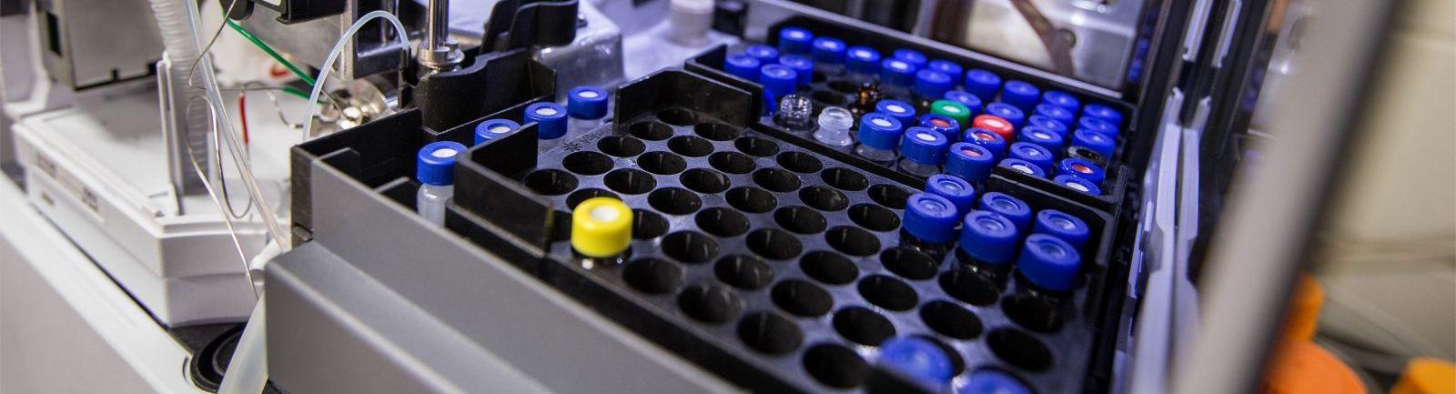 A series of test tubes in a machine at a research lab in 的 College of Science 和 Technology at Temple.