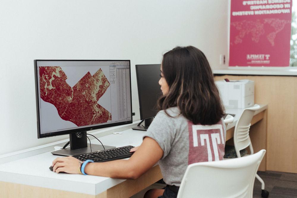 A student works on a mapping project in the 地理信息系统 studio.