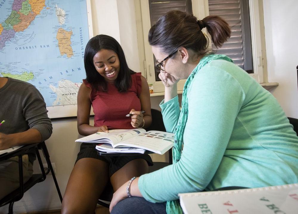 Two students engaging in a foreign language class at 皇冠体育.