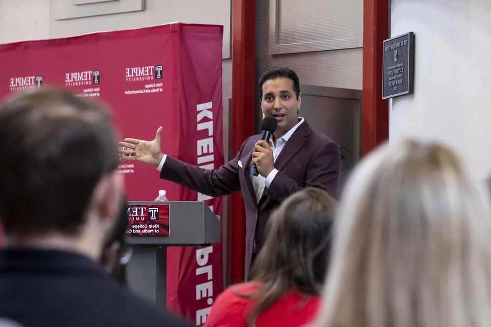 Sports media analyst and Temple alumnus, Kevin Negandhi, speaks on Main Campus.