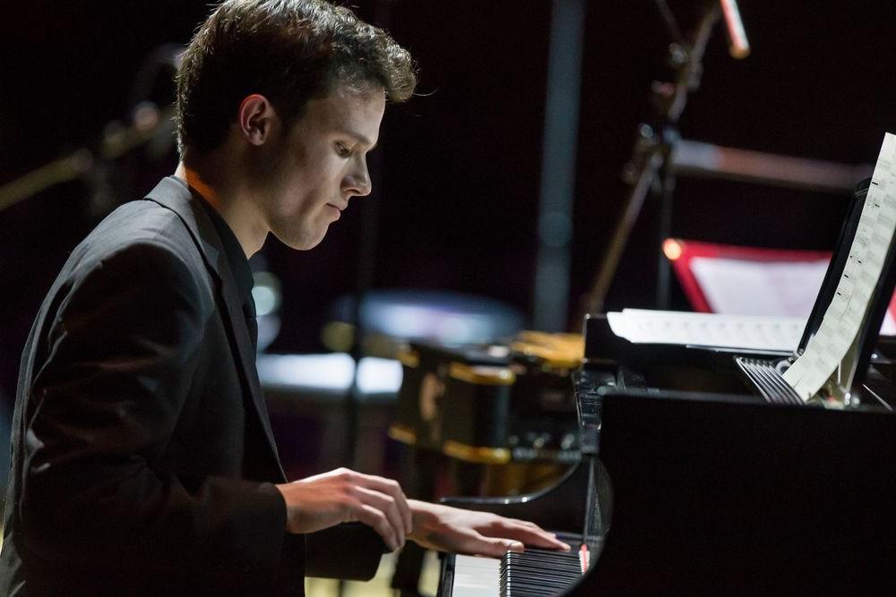 A student playing piano during a Boyer College of Music 和 Dance performance.